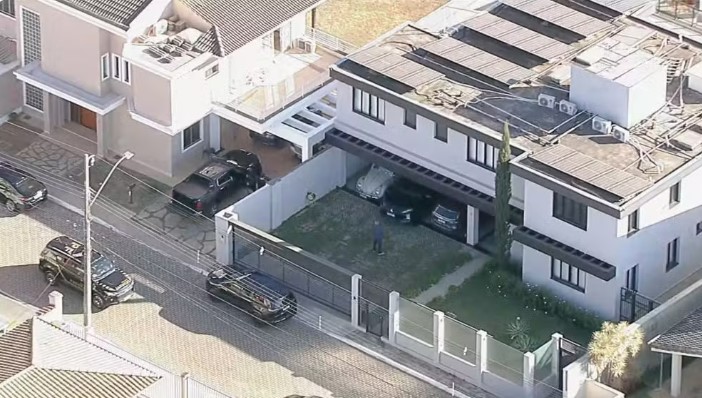 Viaturas da PF no condomínio de Bolsonaro em Brasília