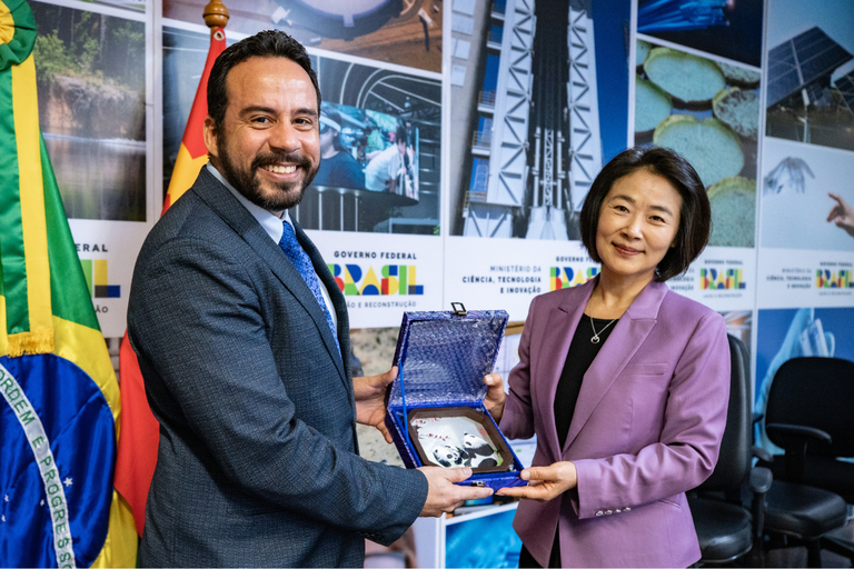 Cientista brasileiro interagindo com hologramas e IA em 2025, representando os avanços da ciência e tecnologia no Brasil em 2025.